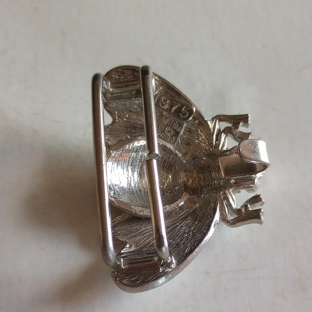 ADORABLE VINTAGE BEE SCARF PIN PENDANT SIGNED 1975 MIMI HALLMARKS